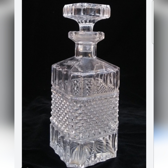 Elegant Clear Glass Decanter - Picture 1 of 14